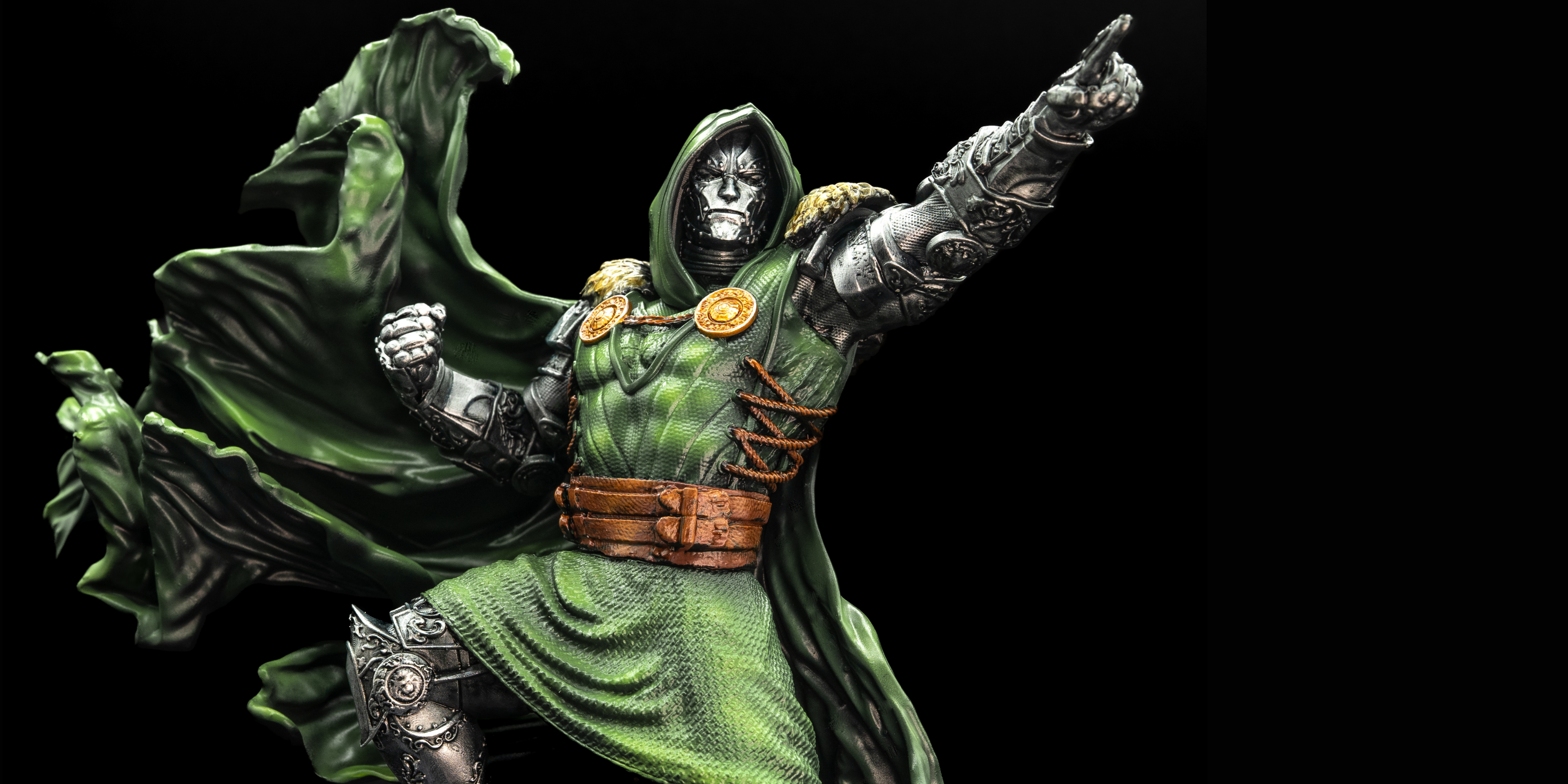 Doctor Doom Marvel Resin Figure Premium | Hand-Painted Collectible Statue | Comic Villain 20cm
